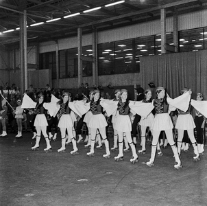 850734 Afbeelding van een optreden van een rolschaatsshowvereniging in de nieuwe veemarkthallen (Sartreweg 1) te ...